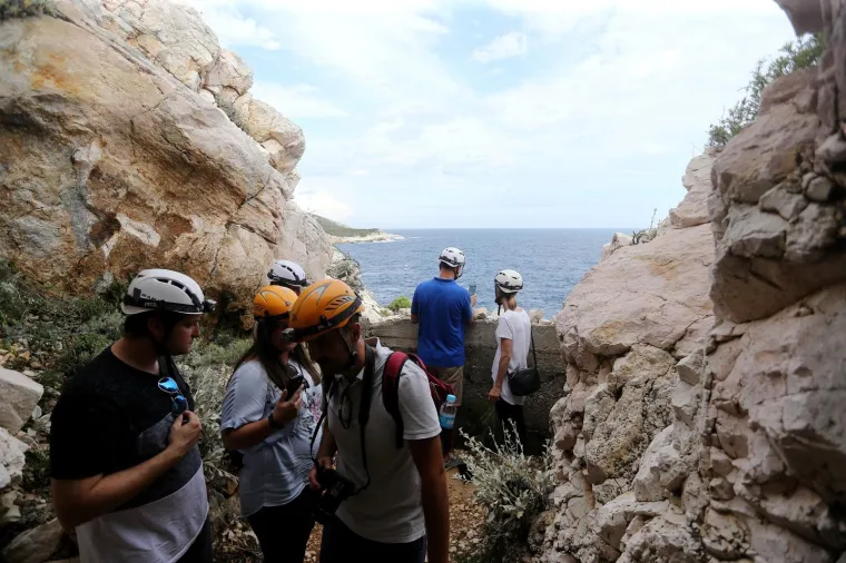 Tajne biv&scaron;e Jugoslavije: Zavirite u labirint podzemnih vojnih tunela na Visu i Titovu &scaron;pilju