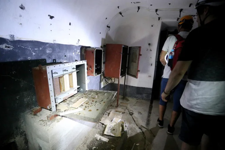 Tajne biv&scaron;e Jugoslavije: Zavirite u labirint podzemnih vojnih tunela na Visu i Titovu &scaron;pilju