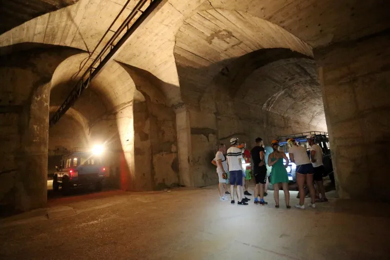 Tajne biv&scaron;e Jugoslavije: Zavirite u labirint podzemnih vojnih tunela na Visu i Titovu &scaron;pilju