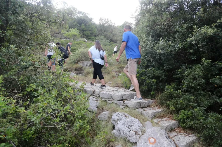 Tajne biv&scaron;e Jugoslavije: Zavirite u labirint podzemnih vojnih tunela na Visu i Titovu &scaron;pilju