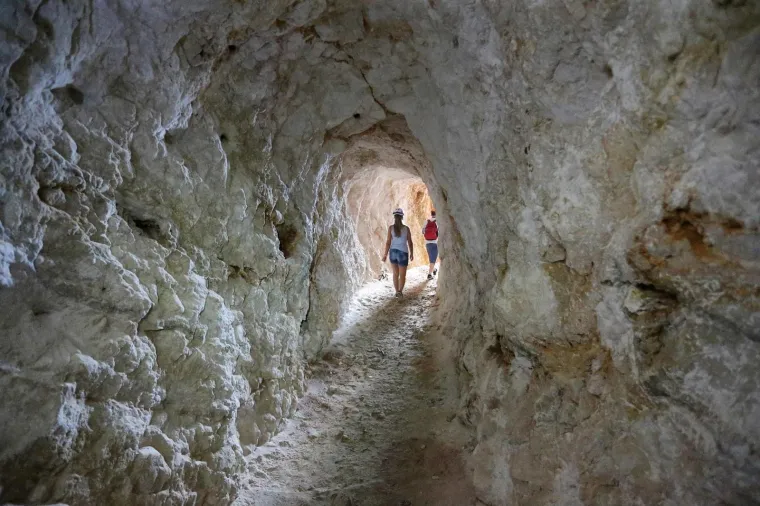 Tajne biv&scaron;e Jugoslavije: Zavirite u labirint podzemnih vojnih tunela na Visu i Titovu &scaron;pilju