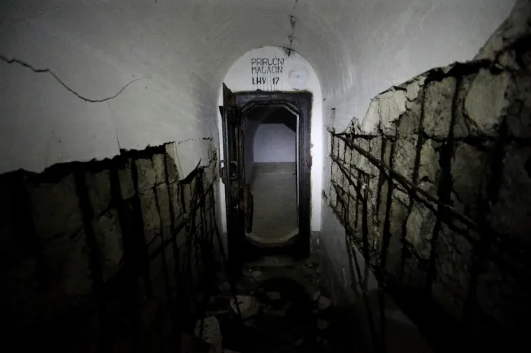 Tajne biv&scaron;e Jugoslavije: Zavirite u labirint podzemnih vojnih tunela na Visu i Titovu &scaron;pilju