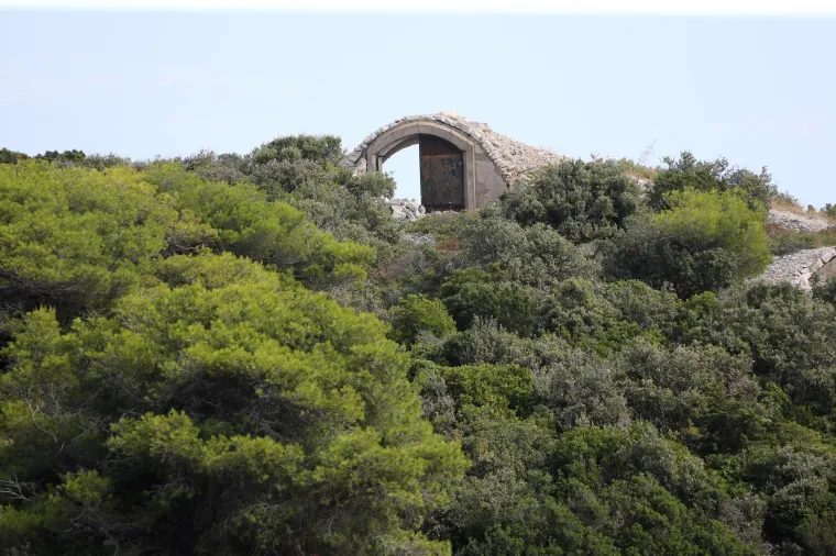 Tajne biv&scaron;e Jugoslavije: Zavirite u labirint podzemnih vojnih tunela na Visu i Titovu &scaron;pilju