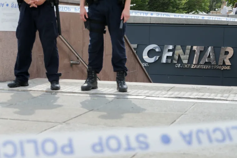 PANIKA U CENTRU METROPOLE: Policija evakuirala ljude iz Importanne centra zbog dojave o bombi