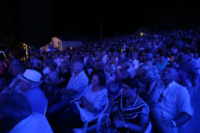 29.07.2019., Vela Luka - Na pijaci ispred crkve svetog Josipa odrzan je memorijalni koncert "TGrag u beskraju" kojim se obiljezila prva godisnjica smrti velikana hrvatske glazbene scene Olivera Dragojevica. Photo: Ivo Cagalj/PIXSELL