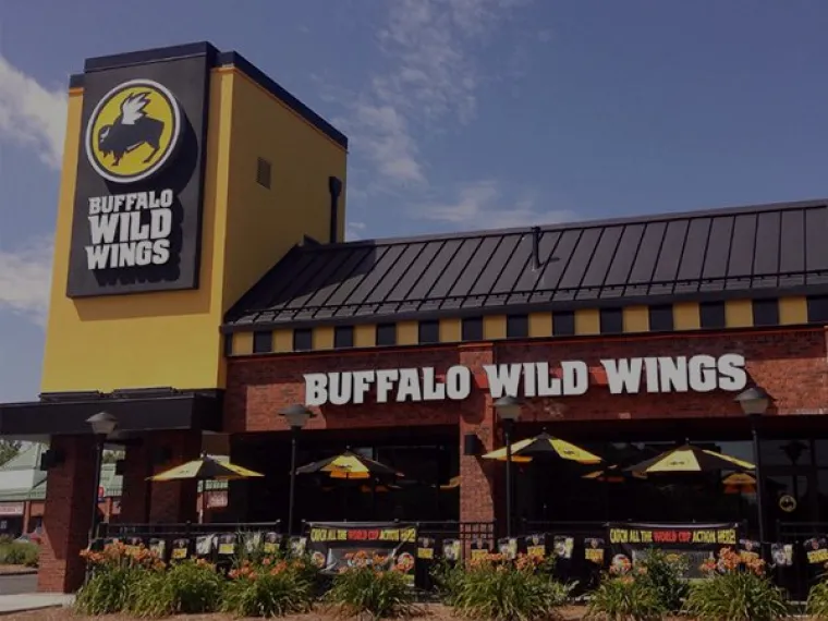 "Nagnuta preko haube svog auta na parkirali&scaron;u Buffalo Wild Wings. To nam je bio prvi spoj" 
Buwaro