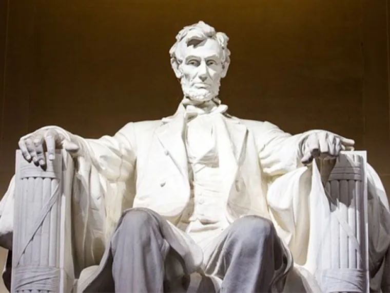 "Po&scaron;evio sam curu iza spomenika Lincolnu u četiri ujutro" 
TheGreaterest