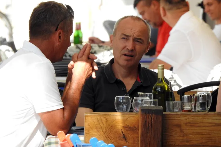 LJE&Scaron;KARENJE NA KATAMARANU I UŽIVANJE U KONOBI: Krstičević stigao na Vis, počeo mu je godi&scaron;nji