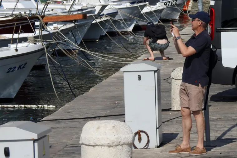 LJE&Scaron;KARENJE NA KATAMARANU I UŽIVANJE U KONOBI: Krstičević stigao na Vis, počeo mu je godi&scaron;nji