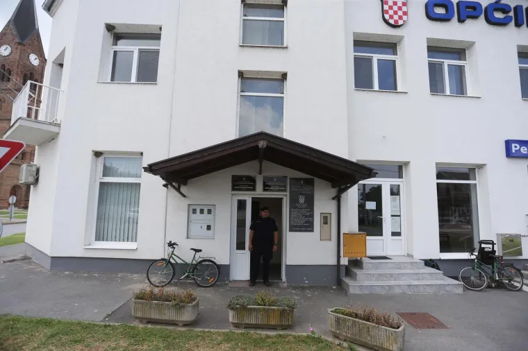 Velika policijska akcija: Upali u Općinu. Traže načelnika i njegove sinove!