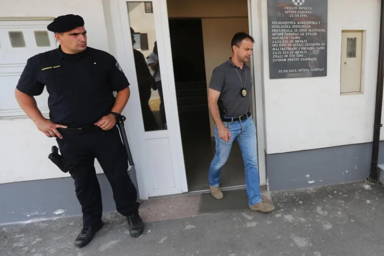 Velika policijska akcija: Upali u Općinu. Traže načelnika i njegove sinove!