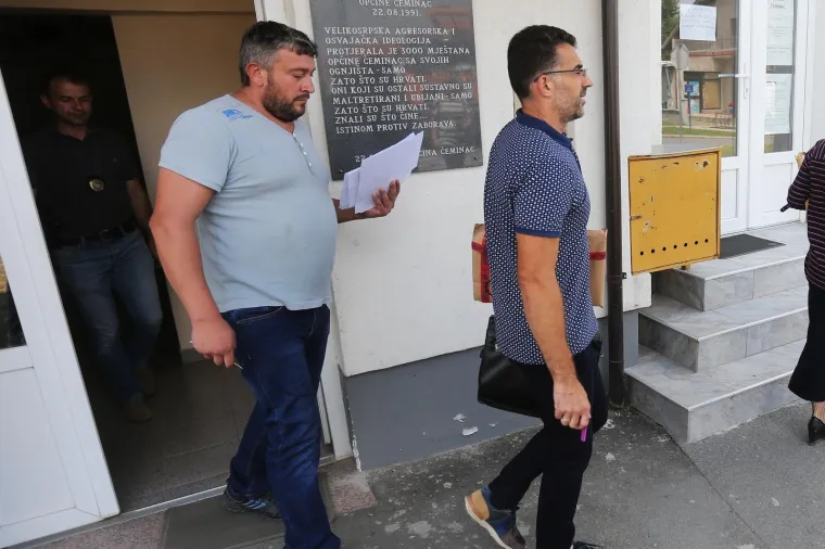 Velika policijska akcija: Upali u Općinu. Traže načelnika i njegove sinove!