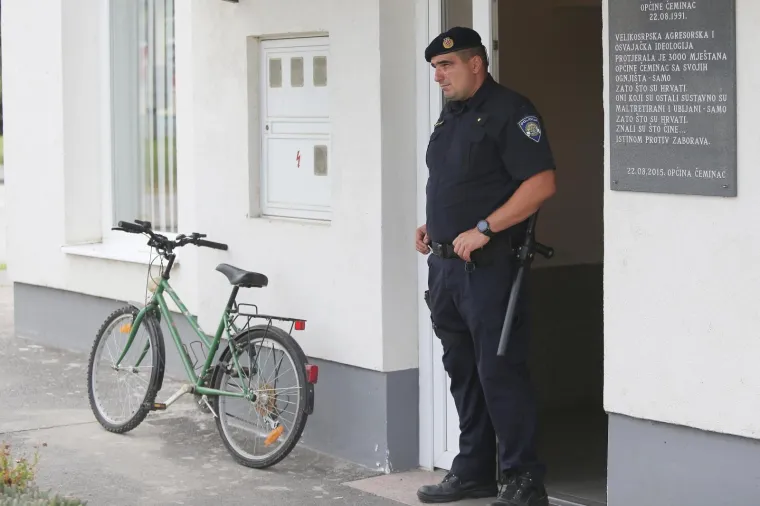 Velika policijska akcija: Upali u Općinu. Traže načelnika i njegove sinove!