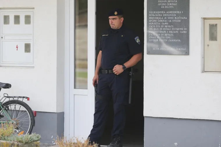 Velika policijska akcija: Upali u Općinu. Traže načelnika i njegove sinove!