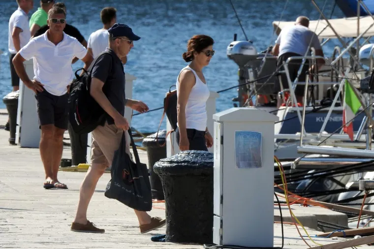 Te&scaron;ki dani su iza njega: Ministar Krstičević opu&scaron;ta se na moru uz samozatajnu suprugu i prijatelje