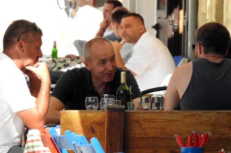 Te&scaron;ki dani su iza njega: Ministar Krstičević opu&scaron;ta se na moru uz samozatajnu suprugu i prijatelje