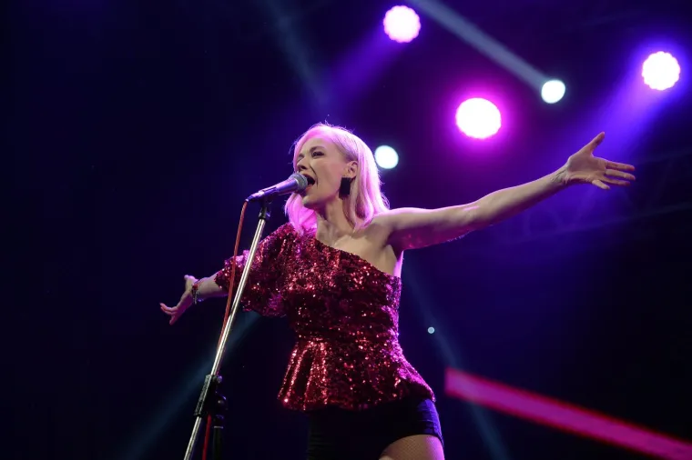 SEKSI NASTUP U ČAKOVCU: Jelena Rozga u ultrakratkim hlačicama bacila publiku na koljena