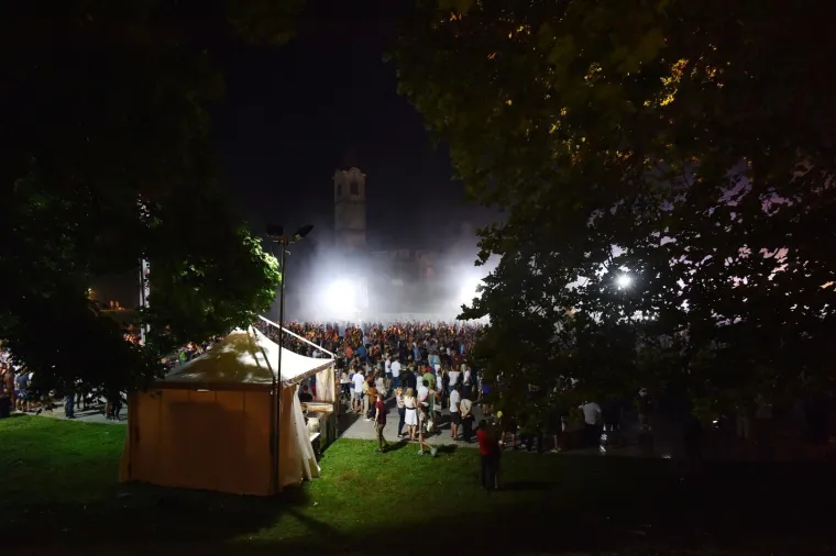 SEKSI NASTUP U ČAKOVCU: Jelena Rozga u ultrakratkim hlačicama bacila publiku na koljena