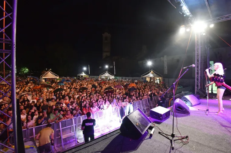 SEKSI NASTUP U ČAKOVCU: Jelena Rozga u ultrakratkim hlačicama bacila publiku na koljena