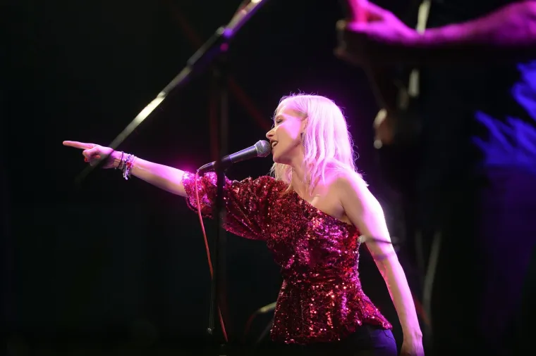 SEKSI NASTUP U ČAKOVCU: Jelena Rozga u ultrakratkim hlačicama bacila publiku na koljena