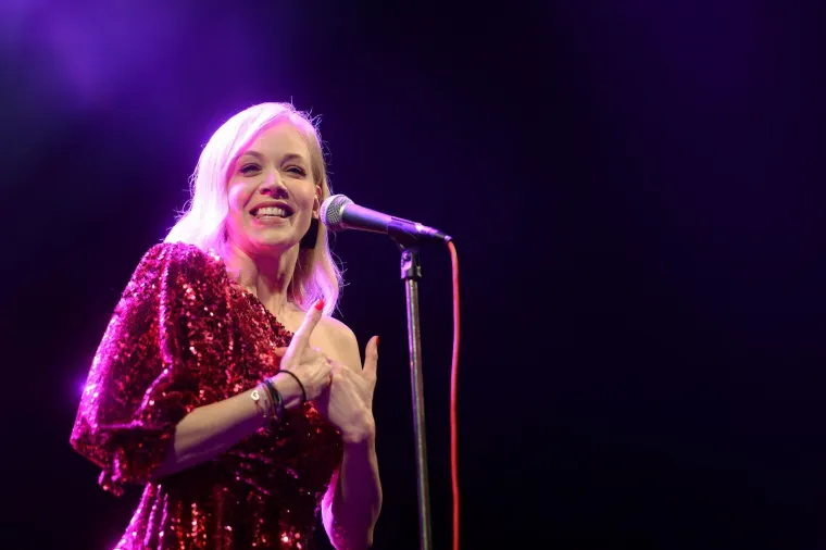 SEKSI NASTUP U ČAKOVCU: Jelena Rozga u ultrakratkim hlačicama bacila publiku na koljena