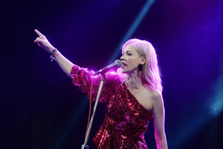 SEKSI NASTUP U ČAKOVCU: Jelena Rozga u ultrakratkim hlačicama bacila publiku na koljena