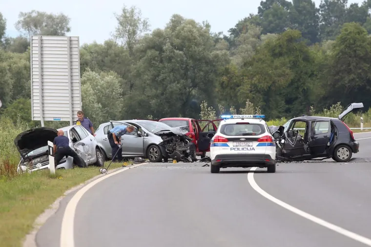 30.07.2019., Luka - Prometna nesreca na Drzavnoj cesti 1 na sedmom kilometru u kojoj je sudjelovalo 4 osobna vozila. Promet je obustavljen u oba smjera, od nadvoznjaka Luka do Velikog Trgovisca. Policijski ocevid je u tijeku. 
Photo: Luka Stanzl/PIXSELL