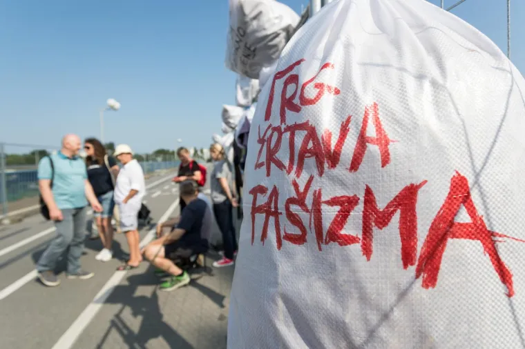 ZAGREPČANI UZVRAĆAJU UDARAC: Na Savskom mostu obješene vreće s propalim projektima Milana Bandića