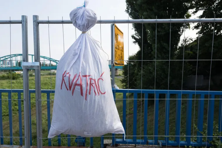 ZAGREPČANI UZVRAĆAJU UDARAC: Na Savskom mostu obješene vreće s propalim projektima Milana Bandića
