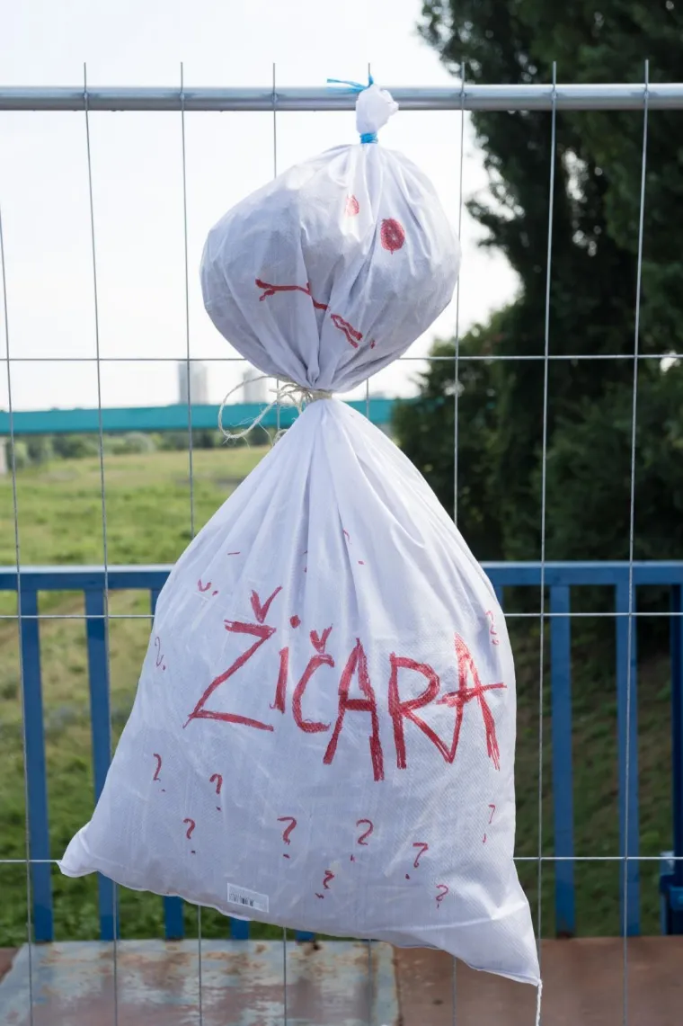 ZAGREPČANI UZVRAĆAJU UDARAC: Na Savskom mostu obje&scaron;ene vreće s propalim projektima Milana Bandića