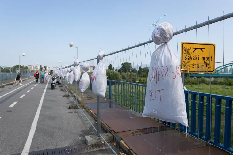 ZAGREPČANI UZVRAĆAJU UDARAC: Na Savskom mostu obje&scaron;ene vreće s propalim projektima Milana Bandića