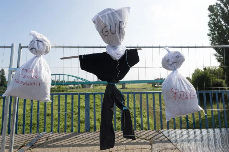 ZAGREPČANI UZVRAĆAJU UDARAC: Na Savskom mostu obje&scaron;ene vreće s propalim projektima Milana Bandića