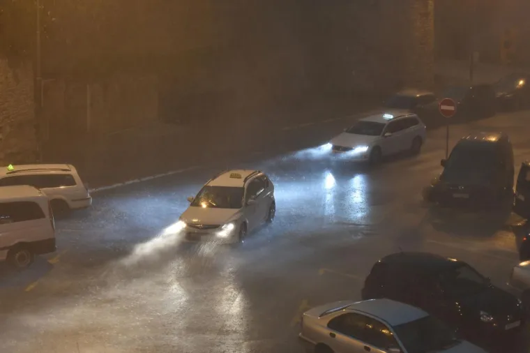 Nevrijeme hara Hrvatskom: Automobili plivaju, voda je do koljena...