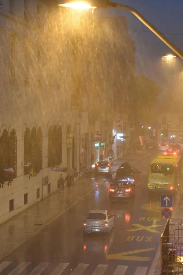 Nevrijeme hara Hrvatskom: Automobili plivaju, voda je do koljena...