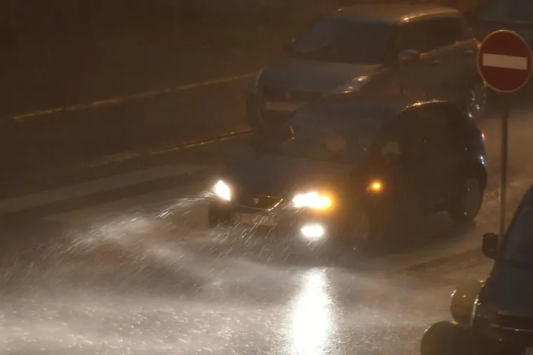 Nevrijeme hara Hrvatskom: Automobili plivaju, voda je do koljena...