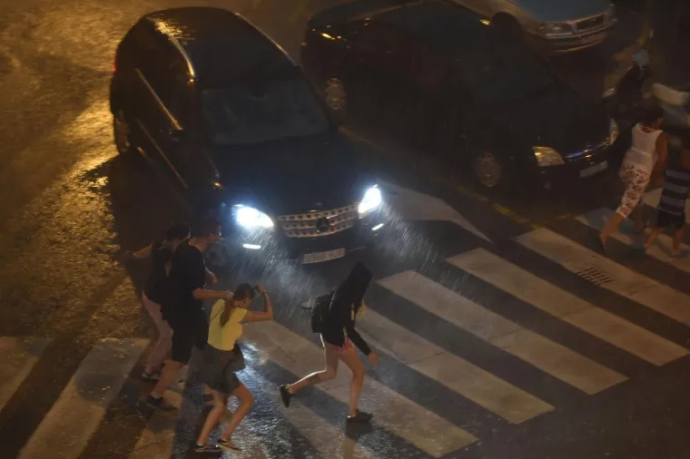 Nevrijeme hara Hrvatskom: Automobili plivaju, voda je do koljena...