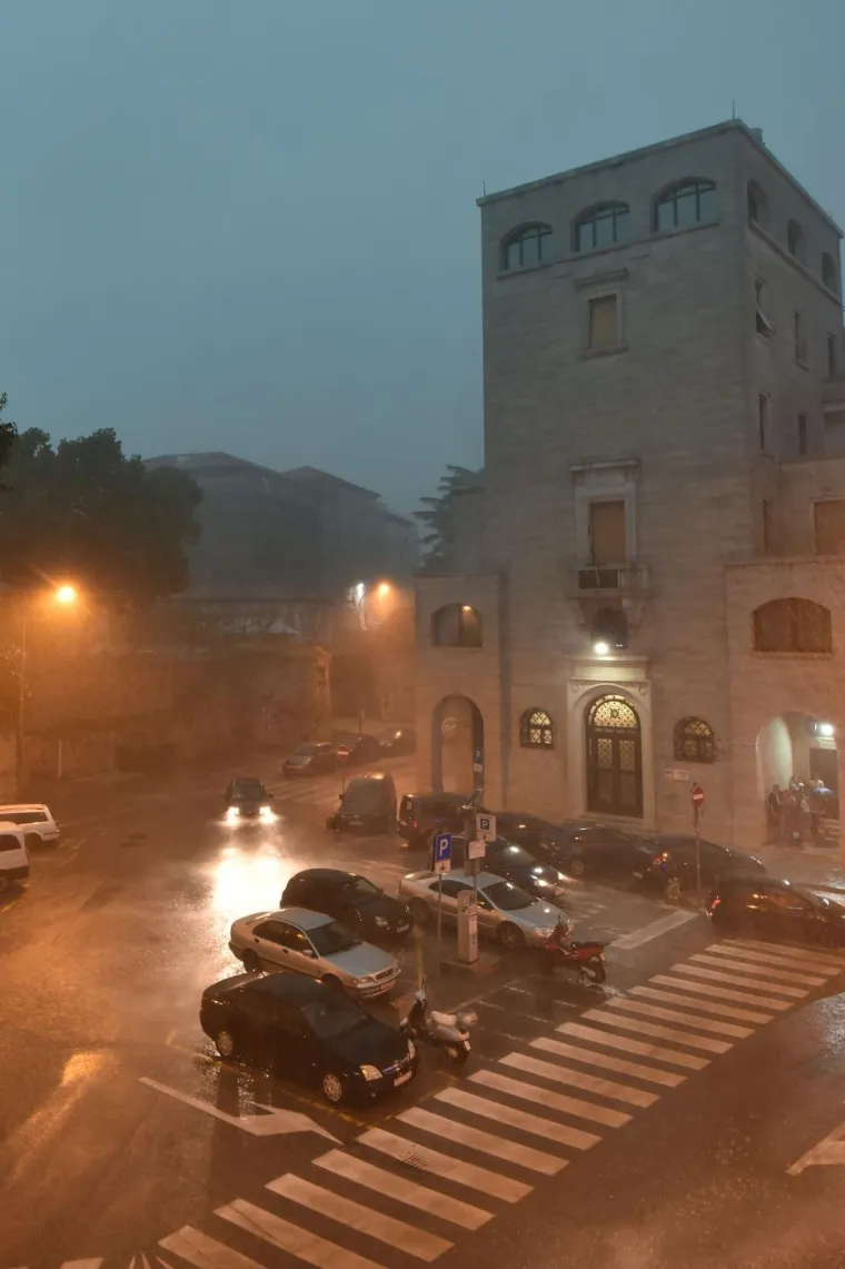 Nevrijeme hara Hrvatskom: Automobili plivaju, voda je do koljena...