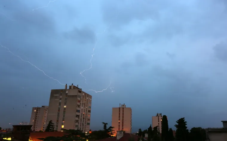 Nevrijeme hara Hrvatskom: Automobili plivaju, voda je do koljena...