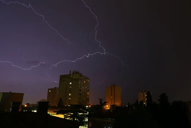 Nevrijeme hara Hrvatskom: Automobili plivaju, voda je do koljena...