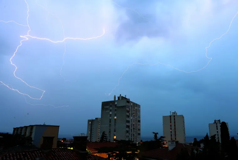 Nevrijeme hara Hrvatskom: Automobili plivaju, voda je do koljena...