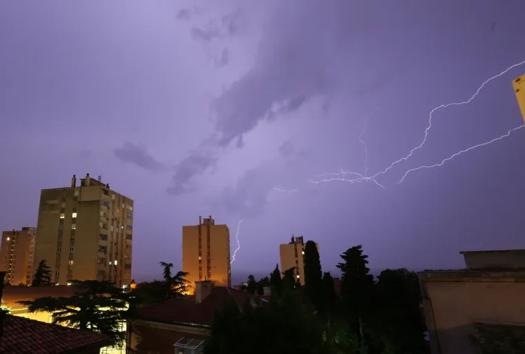 Nevrijeme hara Hrvatskom: Automobili plivaju, voda je do koljena...