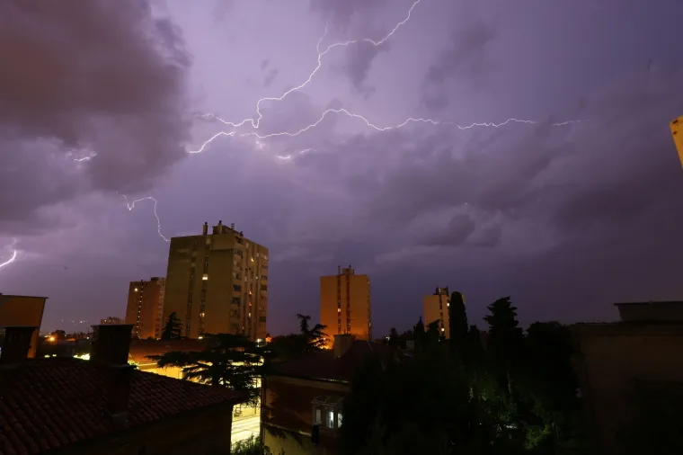 Nevrijeme hara Hrvatskom: Automobili plivaju, voda je do koljena...