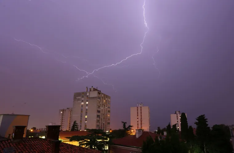 Nevrijeme hara Hrvatskom: Automobili plivaju, voda je do koljena...