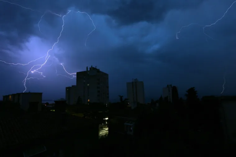 Nevrijeme hara Hrvatskom: Automobili plivaju, voda je do koljena...