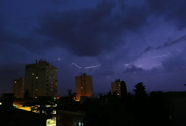 Nevrijeme hara Hrvatskom: Automobili plivaju, voda je do koljena...