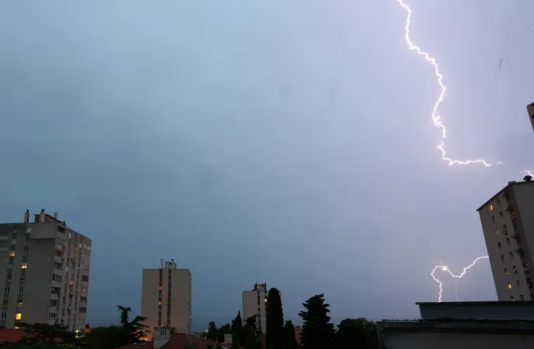 Nevrijeme hara Hrvatskom: Automobili plivaju, voda je do koljena...