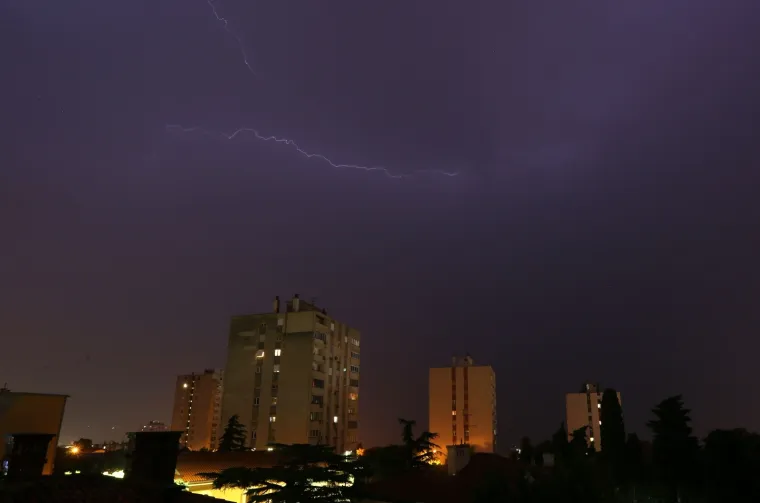 Nevrijeme hara Hrvatskom: Automobili plivaju, voda je do koljena...