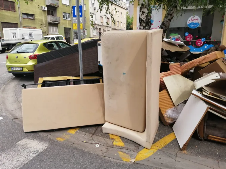 Što se to događa?! Zagreb je zatrpan glomaznim otpadom, pogledajte tu sramotu