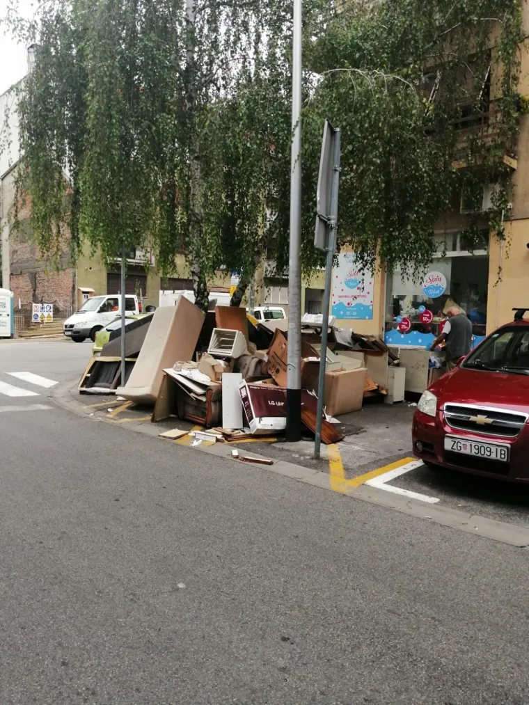 Što se to događa?! Zagreb je zatrpan glomaznim otpadom, pogledajte tu sramotu