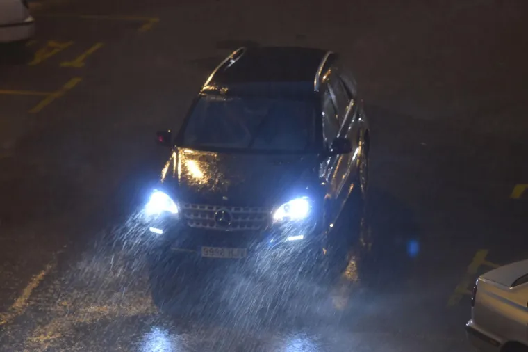OLUJNO NEVRIJEME BLOKIRALO ISTRU: U Puli automobili 'plovili' po ulicama